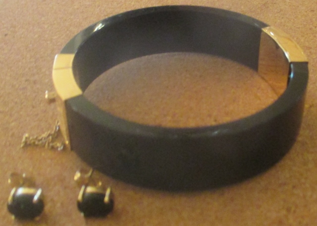 xxM1116M 14k gold and onyx  bracelet and earrings. Takst-Valuation Bracelet N. Kr. 20 000 earrings N
